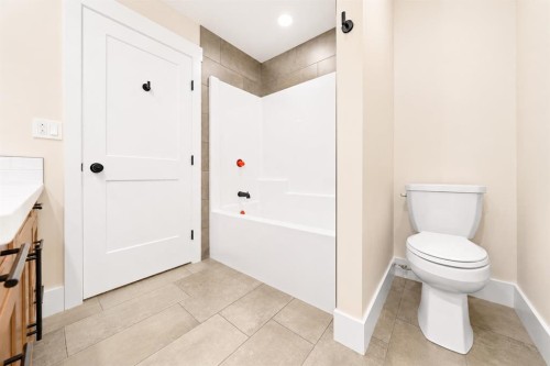 935 Maskell Place Se, Redcliff, AB - Indoor Photo Showing Bathroom