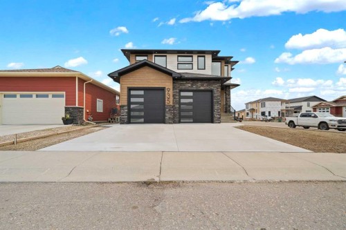 935 Maskell Place Se, Redcliff, AB - Outdoor With Facade