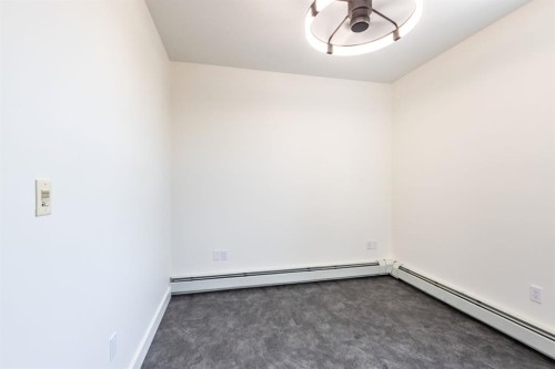 406-371 Aberdeen Street Se, Medicine Hat, AB - Indoor Photo Showing Other Room