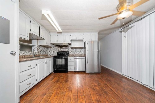 17 De Havilland Boulevard Sw, Medicine Hat, AB - Indoor Photo Showing Kitchen With Upgraded Kitchen