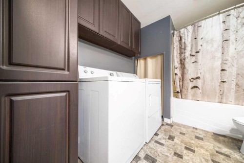 17 De Havilland Boulevard Sw, Medicine Hat, AB - Indoor Photo Showing Laundry Room