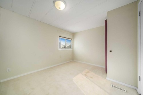 17 De Havilland Boulevard Sw, Medicine Hat, AB - Indoor Photo Showing Other Room