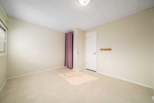 17 De Havilland Boulevard Sw, Medicine Hat, AB - Indoor Photo Showing Other Room