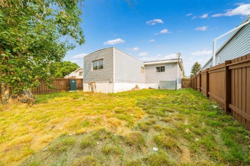17 De Havilland Boulevard Sw, Medicine Hat, AB - Outdoor