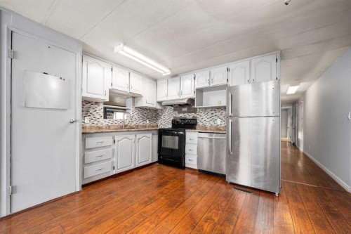 17 De Havilland Boulevard Sw, Medicine Hat, AB - Indoor Photo Showing Kitchen With Upgraded Kitchen