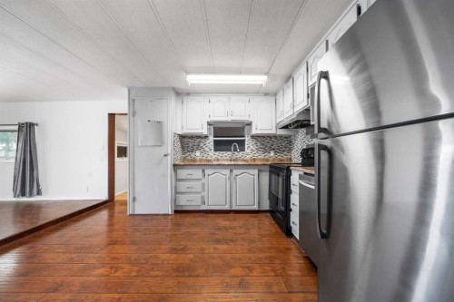 17 De Havilland Boulevard Sw, Medicine Hat, AB - Indoor Photo Showing Kitchen