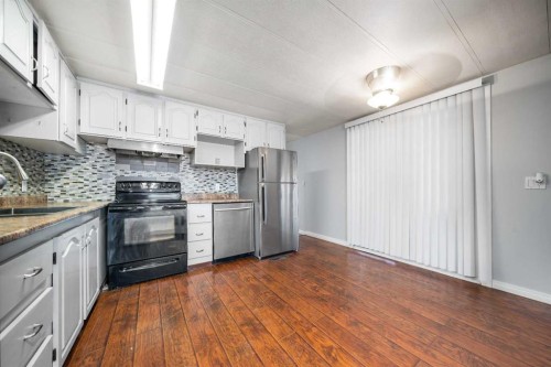 17 De Havilland Boulevard Sw, Medicine Hat, AB - Indoor Photo Showing Kitchen