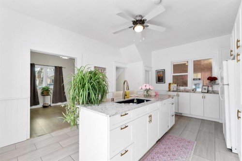 856A Braemar Street Se, Medicine Hat, AB - Indoor Photo Showing Kitchen