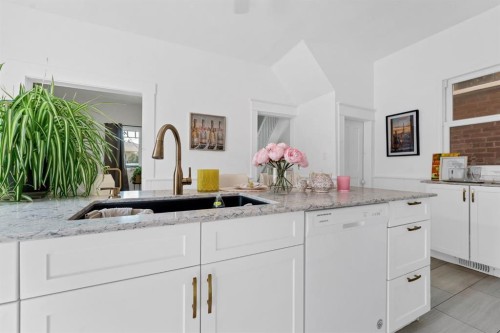 856A Braemar Street Se, Medicine Hat, AB - Indoor Photo Showing Kitchen With Double Sink