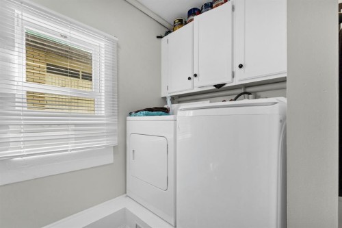 856A Braemar Street Se, Medicine Hat, AB - Indoor Photo Showing Laundry Room