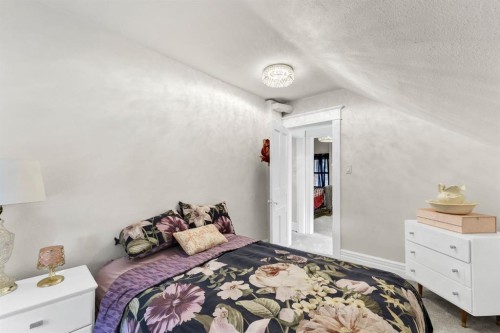 856A Braemar Street Se, Medicine Hat, AB - Indoor Photo Showing Bedroom