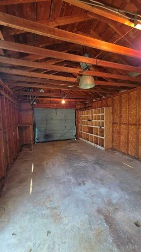 892 Bassett Crescent Nw, Medicine Hat, AB - Indoor Photo Showing Garage
