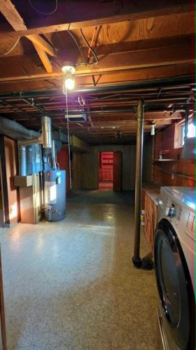 892 Bassett Crescent Nw, Medicine Hat, AB - Indoor Photo Showing Garage