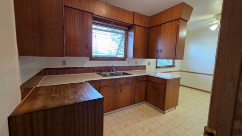 892 Bassett Crescent Nw, Medicine Hat, AB - Indoor Photo Showing Kitchen With Double Sink