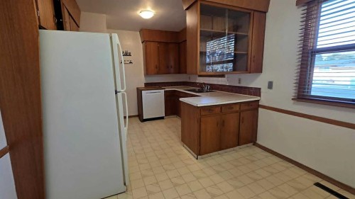 892 Bassett Crescent Nw, Medicine Hat, AB - Indoor Photo Showing Kitchen