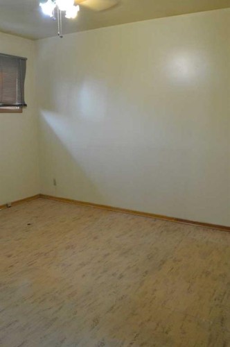 892 Bassett Crescent Nw, Medicine Hat, AB - Indoor Photo Showing Other Room