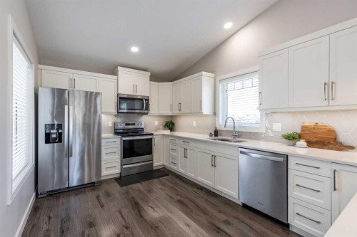 71 Ranchlands Boulevard Ne, Medicine Hat, AB - Indoor Photo Showing Kitchen With Stainless Steel Kitchen