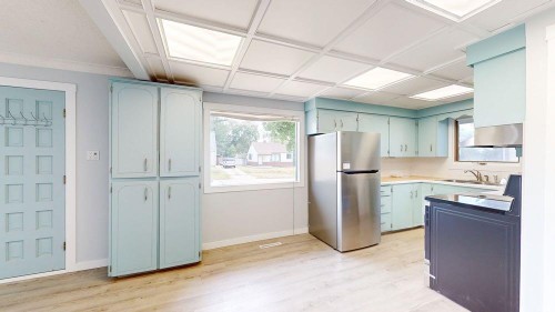 328 2Nd Street Se, Redcliff, AB - Indoor Photo Showing Kitchen With Double Sink