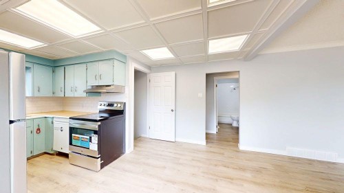 328 2Nd Street Se, Redcliff, AB - Indoor Photo Showing Other Room