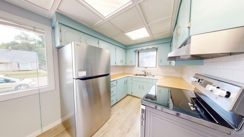 328 2Nd Street Se, Redcliff, AB - Indoor Photo Showing Kitchen With Double Sink