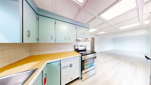 328 2Nd Street Se, Redcliff, AB - Indoor Photo Showing Kitchen