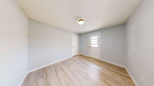 328 2Nd Street Se, Redcliff, AB - Indoor Photo Showing Other Room