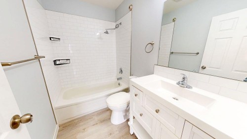 328 2Nd Street Se, Redcliff, AB - Indoor Photo Showing Bathroom