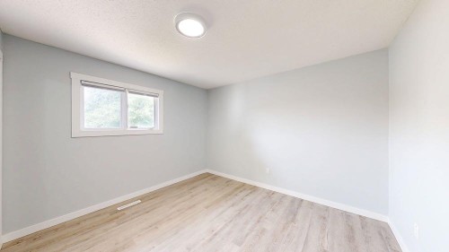 328 2Nd Street Se, Redcliff, AB - Indoor Photo Showing Other Room