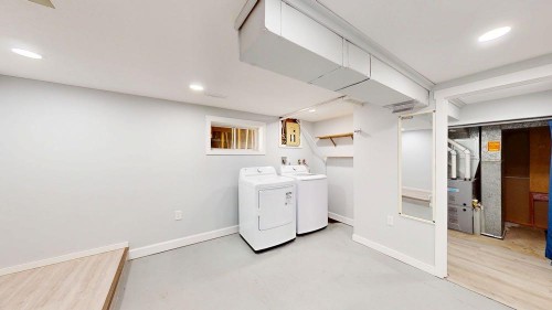 328 2Nd Street Se, Redcliff, AB - Indoor Photo Showing Laundry Room