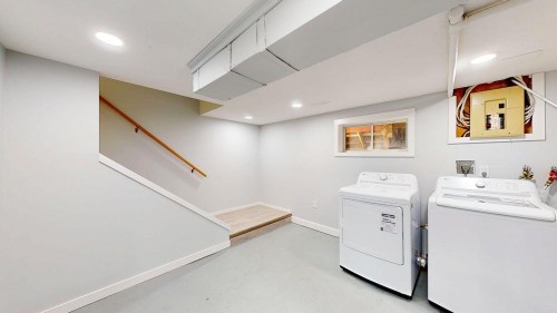 328 2Nd Street Se, Redcliff, AB - Indoor Photo Showing Laundry Room