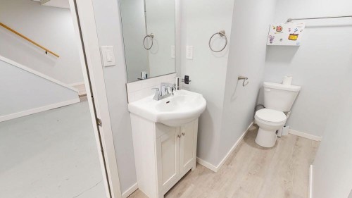 328 2Nd Street Se, Redcliff, AB - Indoor Photo Showing Bathroom
