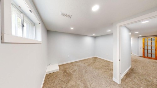 328 2Nd Street Se, Redcliff, AB - Indoor Photo Showing Other Room