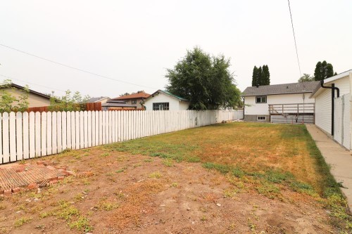 328 2Nd Street Se, Redcliff, AB - Outdoor