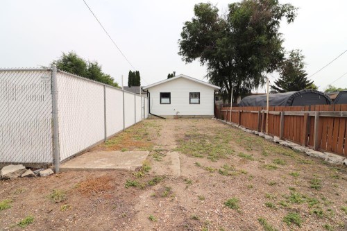 328 2Nd Street Se, Redcliff, AB - Outdoor