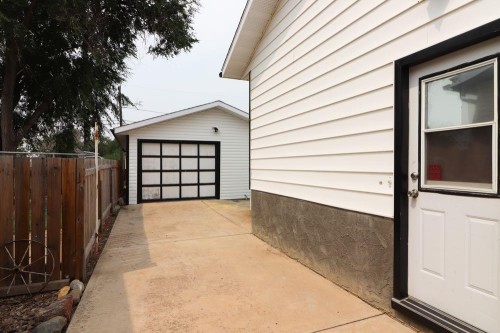 328 2Nd Street Se, Redcliff, AB - Outdoor With Exterior
