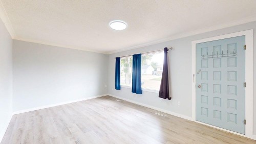 328 2Nd Street Se, Redcliff, AB - Indoor Photo Showing Other Room