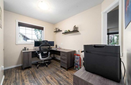 633 Spruce Way Se, Medicine Hat, AB - Indoor Photo Showing Office