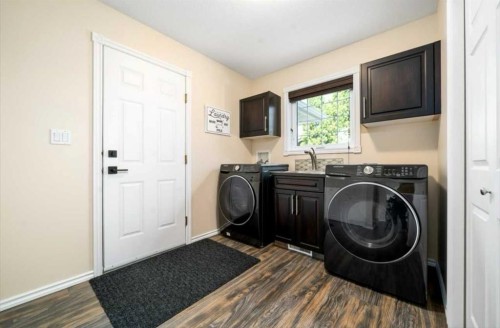 633 Spruce Way Se, Medicine Hat, AB - Indoor Photo Showing Laundry Room