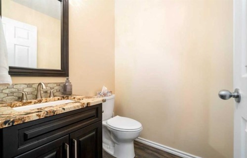 633 Spruce Way Se, Medicine Hat, AB - Indoor Photo Showing Bathroom