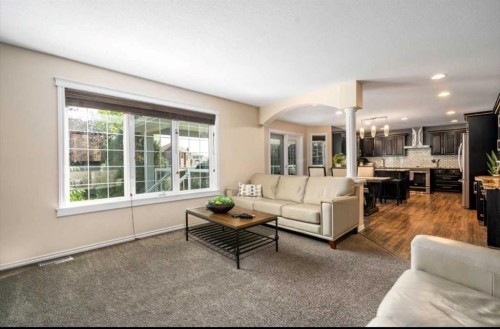 633 Spruce Way Se, Medicine Hat, AB - Indoor Photo Showing Living Room