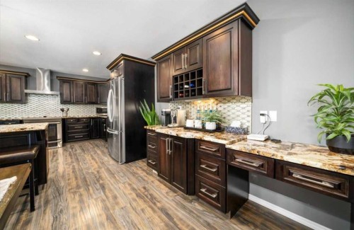 633 Spruce Way Se, Medicine Hat, AB - Indoor Photo Showing Kitchen With Upgraded Kitchen