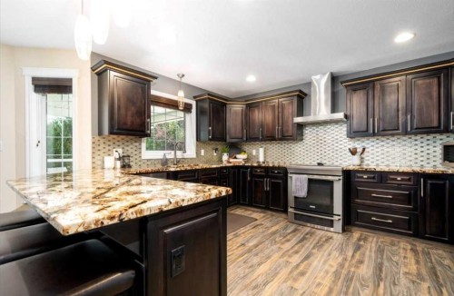 633 Spruce Way Se, Medicine Hat, AB - Indoor Photo Showing Kitchen With Upgraded Kitchen