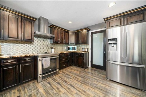 633 Spruce Way Se, Medicine Hat, AB - Indoor Photo Showing Kitchen With Upgraded Kitchen