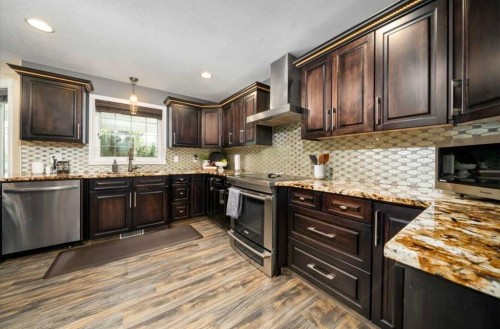 633 Spruce Way Se, Medicine Hat, AB - Indoor Photo Showing Kitchen With Upgraded Kitchen