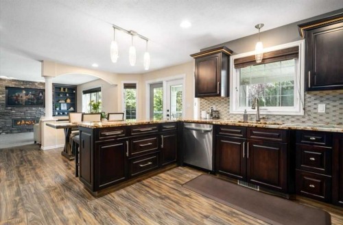 633 Spruce Way Se, Medicine Hat, AB - Indoor Photo Showing Kitchen With Upgraded Kitchen