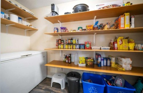 633 Spruce Way Se, Medicine Hat, AB - Indoor With Storage