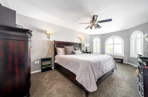 633 Spruce Way Se, Medicine Hat, AB - Indoor Photo Showing Bedroom
