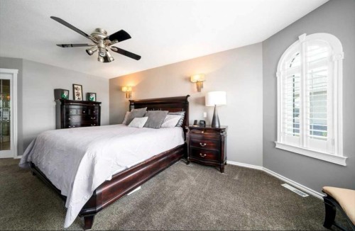 633 Spruce Way Se, Medicine Hat, AB - Indoor Photo Showing Bedroom