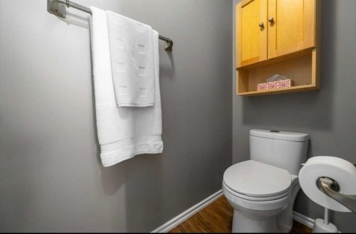 633 Spruce Way Se, Medicine Hat, AB - Indoor Photo Showing Bathroom