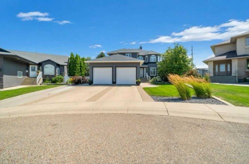 633 Spruce Way Se, Medicine Hat, AB - Outdoor With Facade